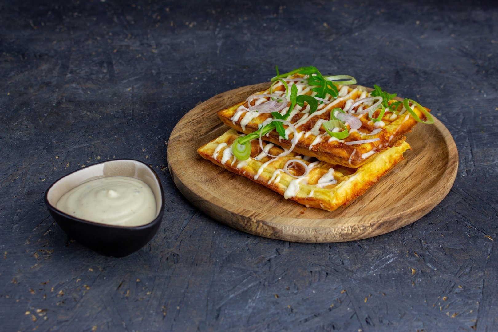 Ambachtelijke wafel met oude kaas, ui en romige truffelsaus