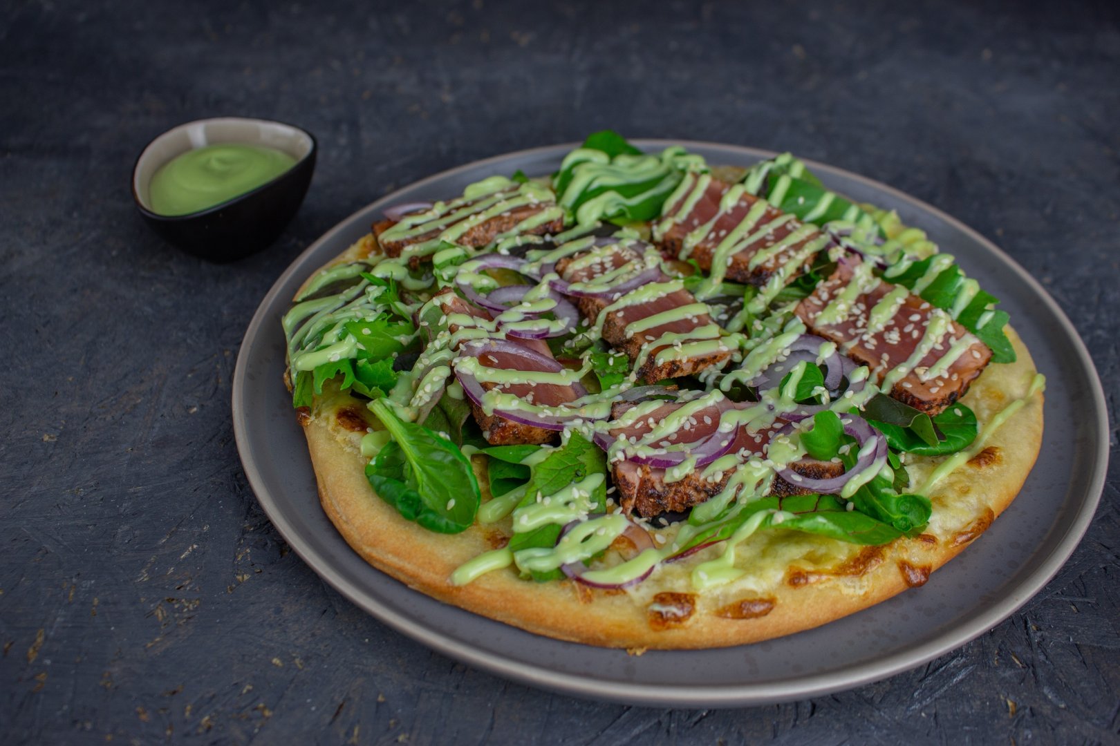 Borrelpizza met  gegrilde tonijn en lichtscherpe Wasabisaus