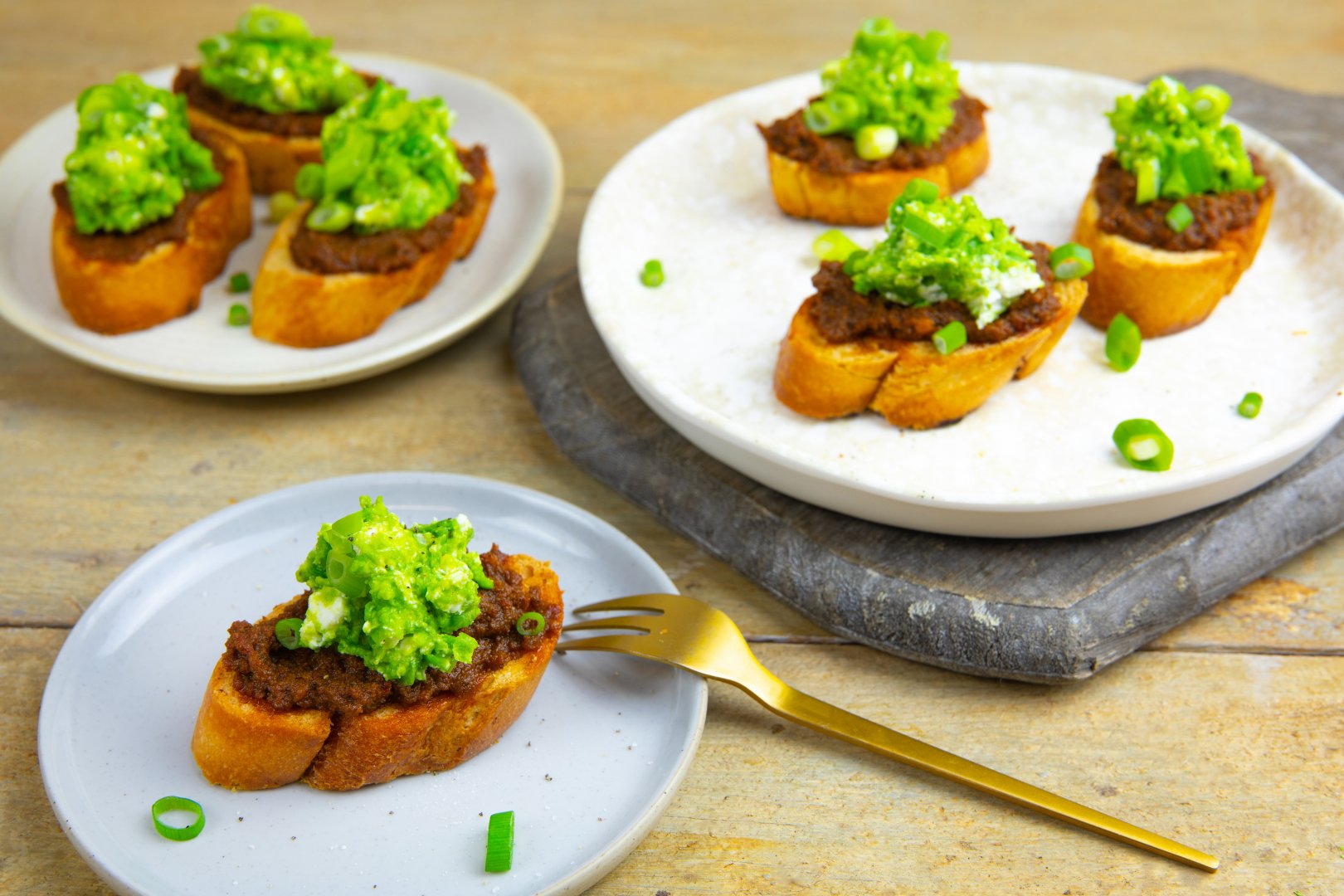 Crostini met doperwt-fetapuree