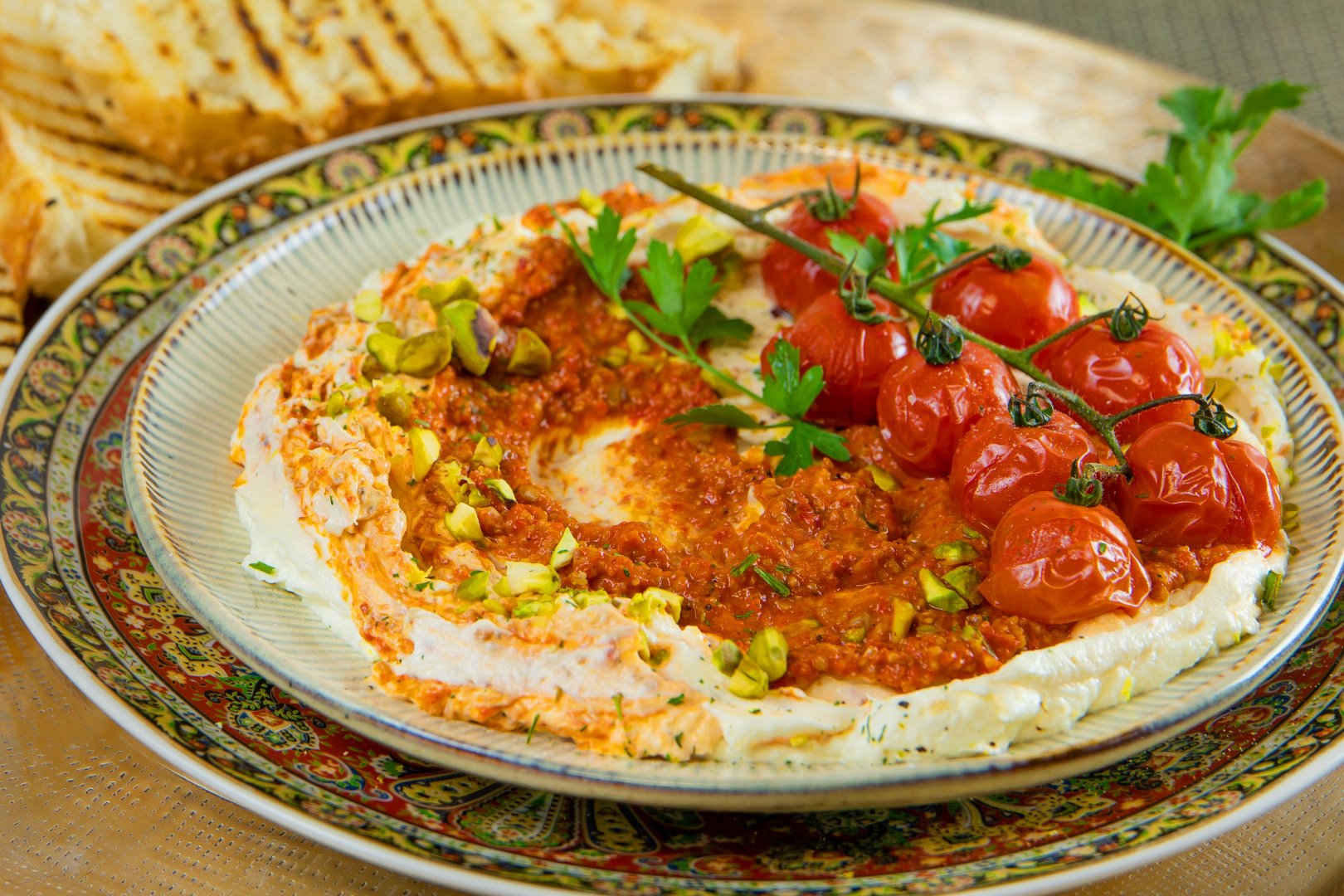 Labane met muhammara, gepofte trostomaatjes en pistache