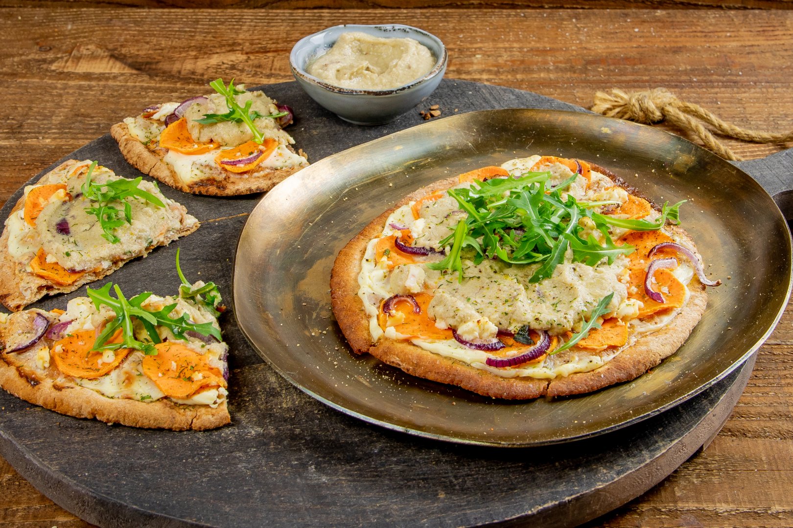 Pizza van libanees platbrood met zoete aardappel, ui, feta en Artisjokspread