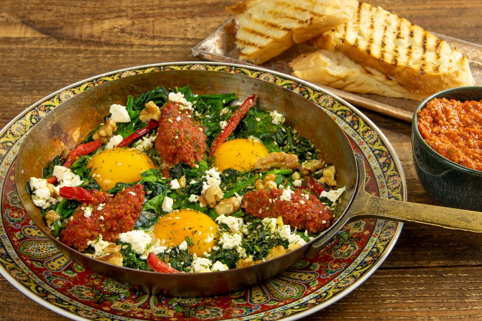 Shakshuka Muhammara met spinazie, walnoten en za,atar