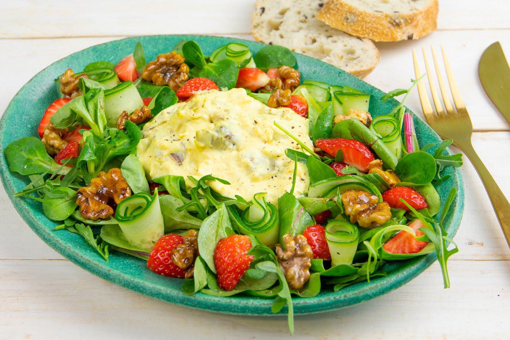 Zomerse salade met kip kerrie salade, aardbei, walnoten en komkommer